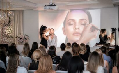 découvrez notre événement beauté avec des tutos en grand format grâce au vidéoprojecteur epson, pour une expérience visuelle immersive et des conseils maquillage professionnels.