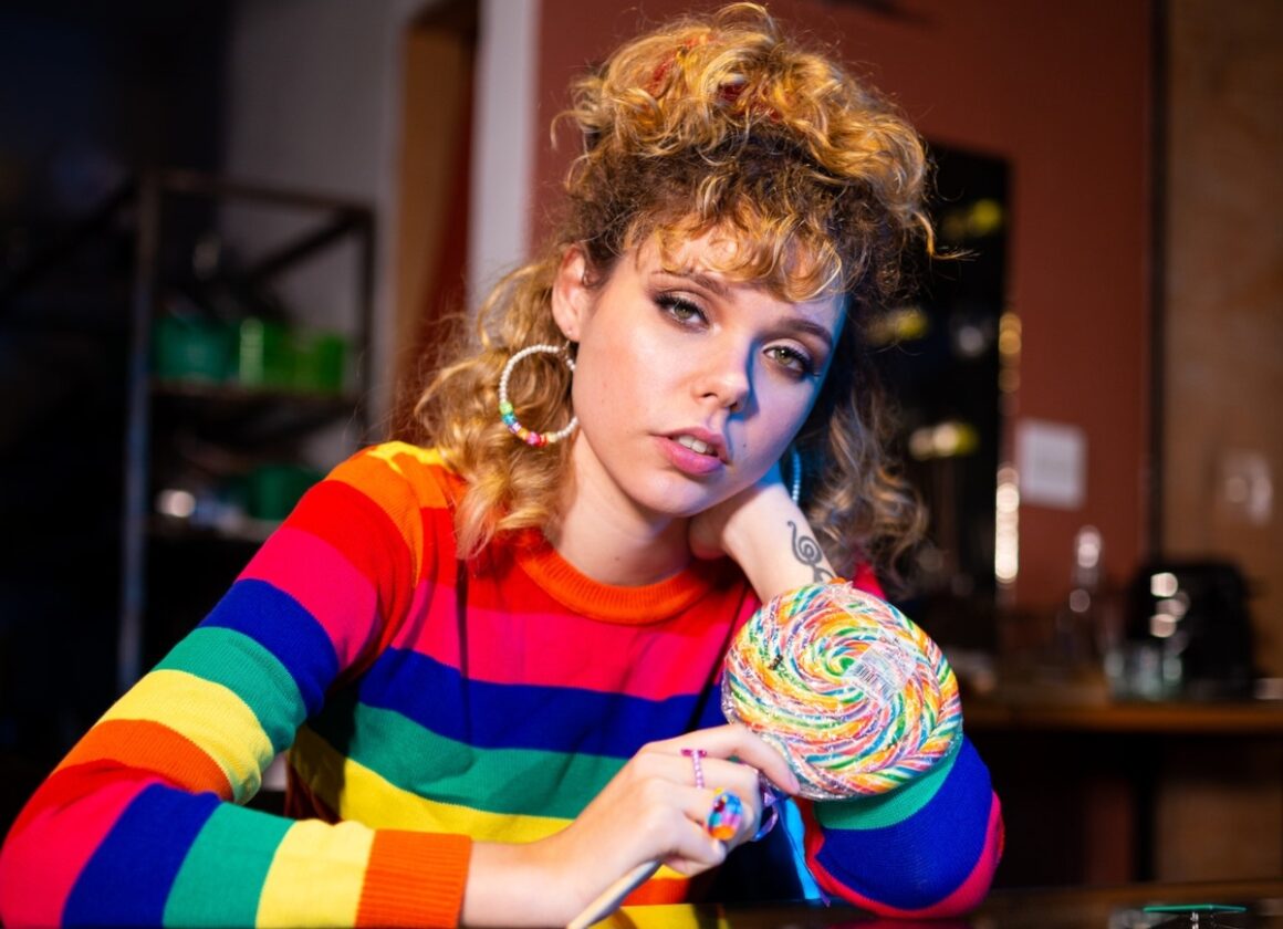 Comment adopter le look années 80