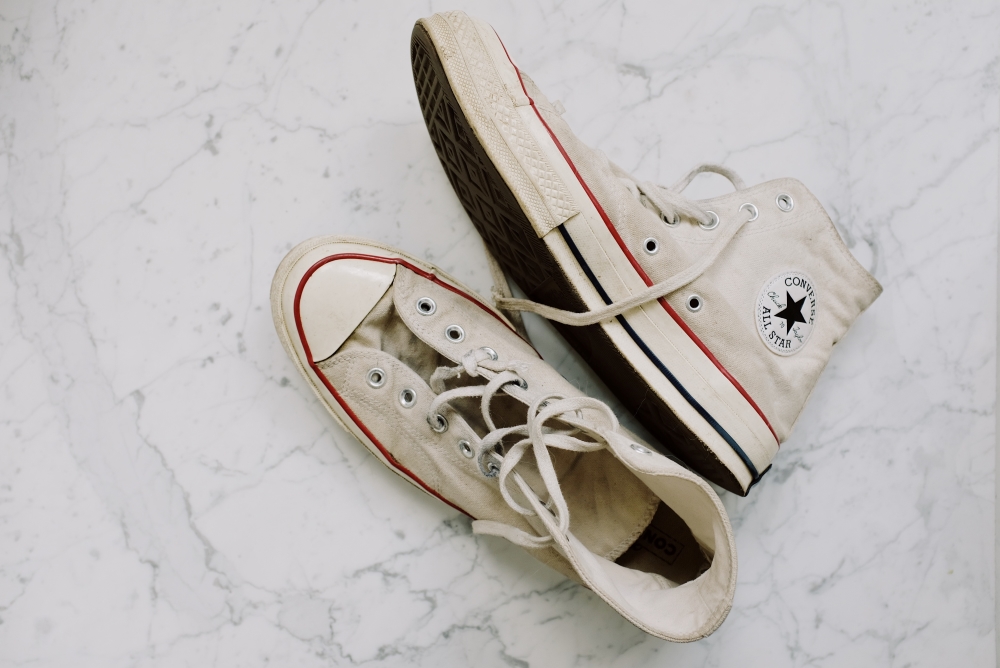 nettoyer converses blanches avec gros sel