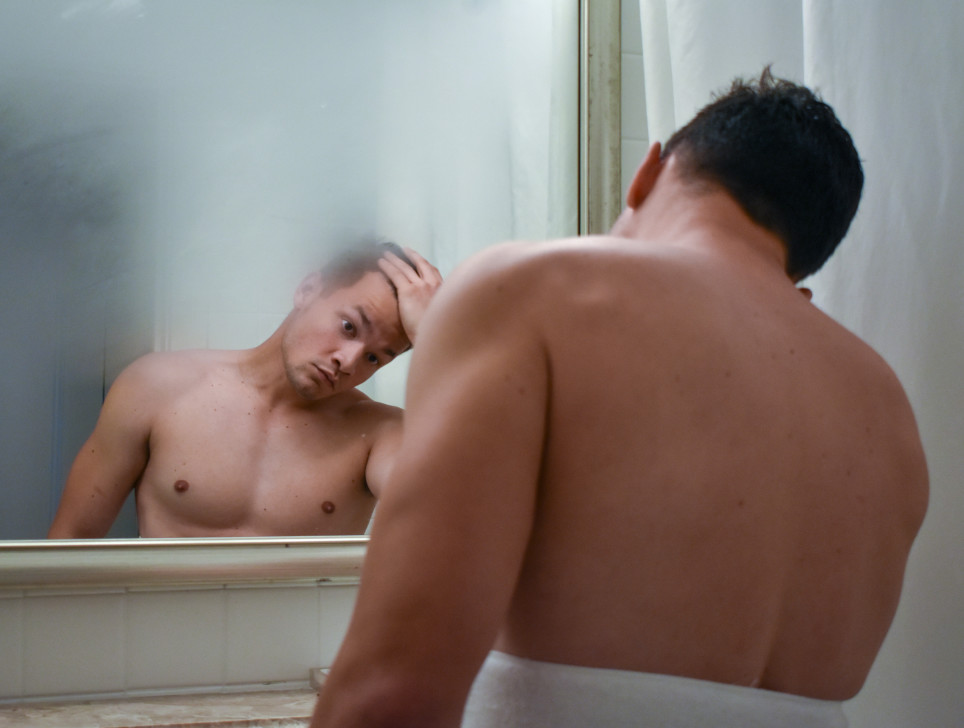 homme devant un miroir