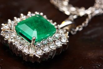 Pourquoi les bijoux anciens séduisent-ils encore les amateurs de joaillerie ?